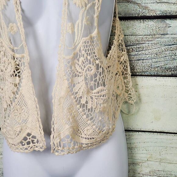 Vivid Collection of NY Women’s Ivory Crochet Lace Vest Large Boho Festival Top - Picture 4 of 11